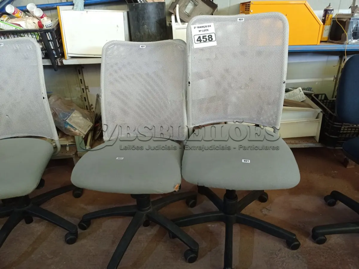 LOTE 458 - 02 CADEIRAS DE ESCRITÓRIO COM BASES GIRATÓRIAS. (NO ESTADO) ATENÇÃO! FAZER A VISITAÇÃO ANTES DE ARREMATAR, NÃO SABEMOS SE FUNCIONA. LEILÃO NÃO TEM GARANTIA E NEM DEVOLUÇÃO, SUJEITO A POSSÍVEIS AVARIAS VISÍVEIS/OCULTAS E/OU AUSÊNCIA DE COMPONENTES.