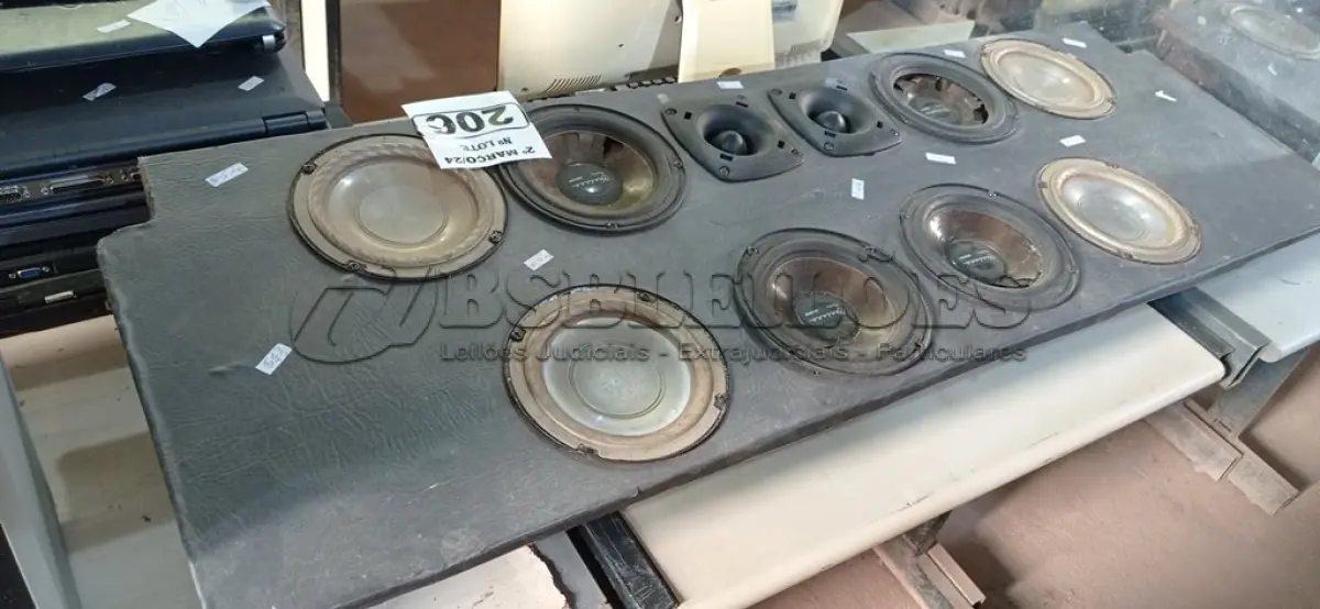 LOTE 206 - 01 TAMPÃO DE SOM AUTOMOTIVO. (NO ESTADO) ATENÇÃO! FAZER A VISITAÇÃO ANTES DE ARREMATAR, NÃO SABEMOS SE FUNCIONA. LEILÃO NÃO TEM GARANTIA E NEM DEVOLUÇÃO, SUJEITO A POSSÍVEIS AVARIAS VISÍVEIS/OCULTAS E/OU AUSÊNCIA DE COMPONENTES.