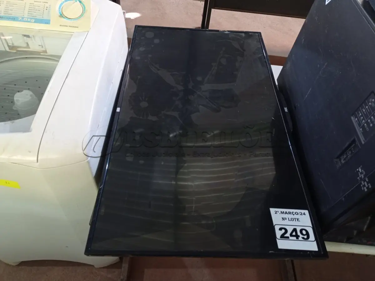 LOTE 249 - 01 TV AOC 43” POL PARA RETIRADA DE PEÇAS. (NO ESTADO) ATENÇÃO! FAZER A VISITAÇÃO ANTES DE ARREMATAR, NÃO SABEMOS SE FUNCIONA. LEILÃO NÃO TEM GARANTIA E NEM DEVOLUÇÃO, SUJEITO A POSSÍVEIS AVARIAS VISÍVEIS/OCULTAS E/OU AUSÊNCIA DE COMPONENTES.
