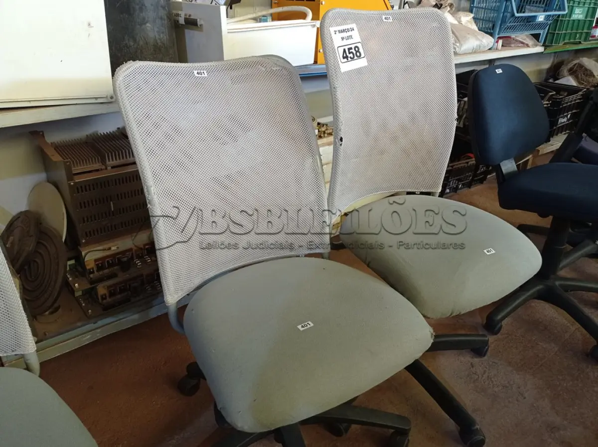 LOTE 458 - 02 CADEIRAS DE ESCRITÓRIO COM BASES GIRATÓRIAS. (NO ESTADO) ATENÇÃO! FAZER A VISITAÇÃO ANTES DE ARREMATAR, NÃO SABEMOS SE FUNCIONA. LEILÃO NÃO TEM GARANTIA E NEM DEVOLUÇÃO, SUJEITO A POSSÍVEIS AVARIAS VISÍVEIS/OCULTAS E/OU AUSÊNCIA DE COMPONENTES.