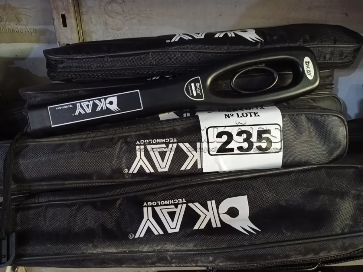 LOTE 235 - 10 DETECTORES DE METAIS. (NO ESTADO) ATENÇÃO! FAZER A VISITAÇÃO ANTES DE ARREMATAR, NÃO SABEMOS SE FUNCIONA. LEILÃO NÃO TEM GARANTIA E NEM DEVOLUÇÃO, SUJEITO A POSSÍVEIS AVARIAS VISÍVEIS/OCULTAS E/OU AUSÊNCIA DE COMPONENTES.