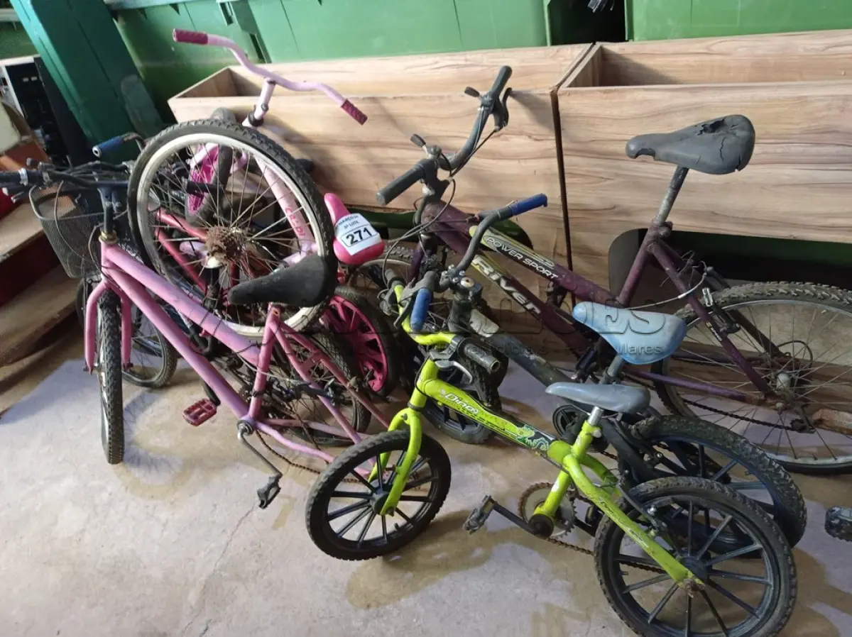 LOTE 271 - 01 LOTE COM VÁRIAS BICICLETAS MARCAS E MODELOS DIVERSOS. (NO ESTADO) ATENÇÃO! FAZER A VISITAÇÃO ANTES DE ARREMATAR, NÃO SABEMOS SE FUNCIONA. LEILÃO NÃO TEM GARANTIA E NEM DEVOLUÇÃO, SUJEITO A POSSÍVEIS AVARIAS VISÍVEIS/OCULTAS E/OU AUSÊNCIA DE COMPONENTES.