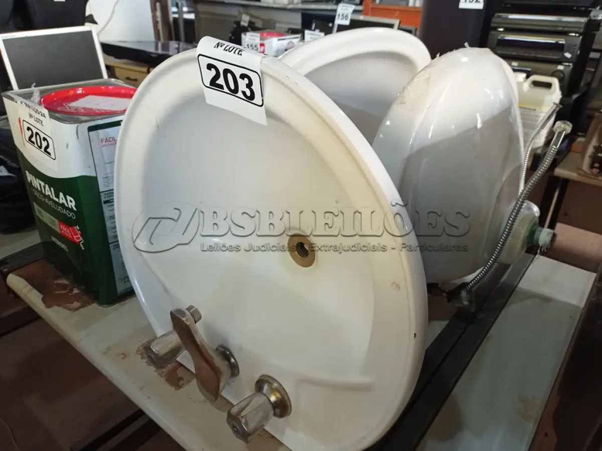 LOTE 203 - 03 CUBAS PARA LAVATÓRIO COM TORNEIRAS DE METAL COM ACIONAMENTO DUPLO. (NO ESTADO) ATENÇÃO! FAZER A VISITAÇÃO ANTES DE ARREMATAR, NÃO SABEMOS SE FUNCIONA. LEILÃO NÃO TEM GARANTIA E NEM DEVOLUÇÃO, SUJEITO A POSSÍVEIS AVARIAS VISÍVEIS/OCULTAS E/OU AUSÊNCIA DE COMPONENTES.