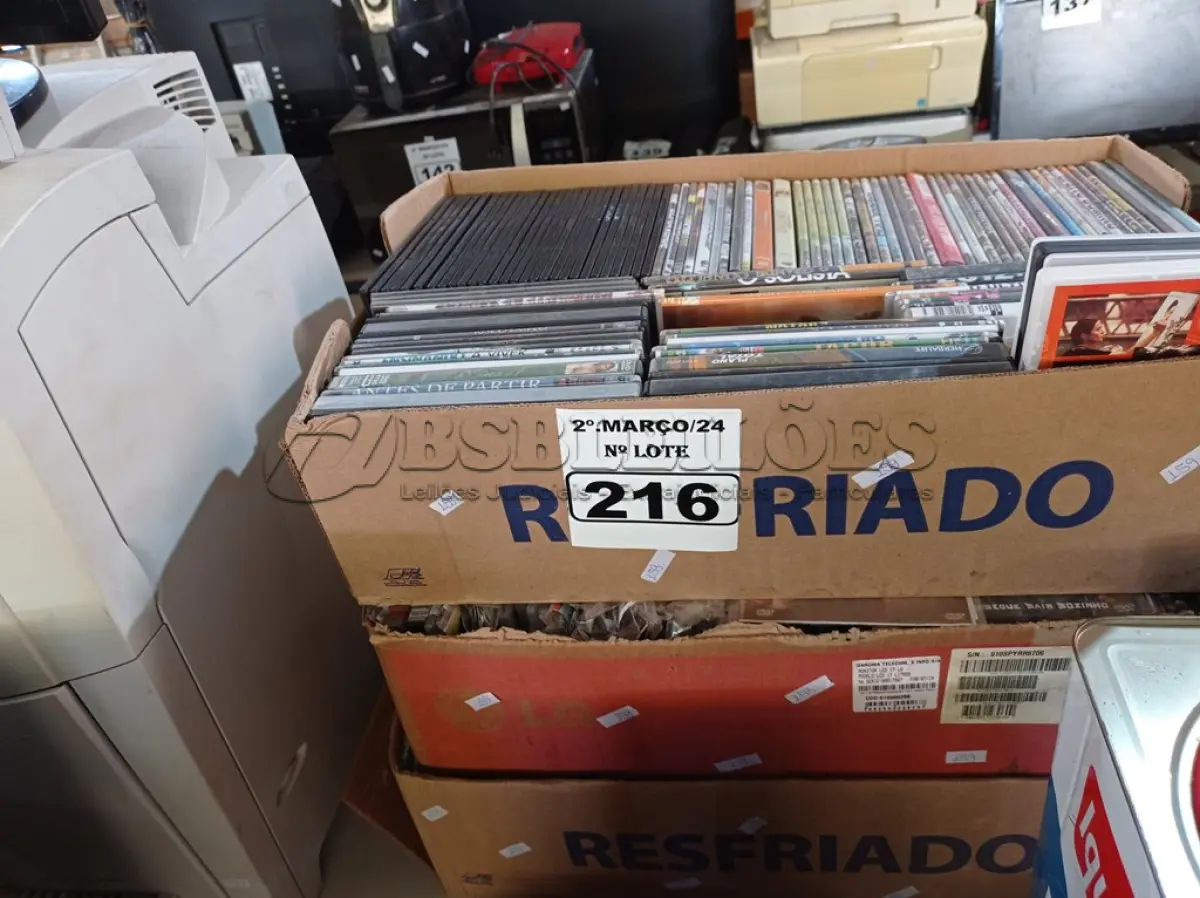 LOTE 216 - 01 LOTE COM GRANDE QUANTIDADE DE DVD’S TÍTULOS DIVERSOS. (NO ESTADO) ATENÇÃO! FAZER A VISITAÇÃO ANTES DE ARREMATAR, NÃO SABEMOS SE FUNCIONA. LEILÃO NÃO TEM GARANTIA E NEM DEVOLUÇÃO, SUJEITO A POSSÍVEIS AVARIAS VISÍVEIS/OCULTAS E/OU AUSÊNCIA DE COMPONENTES.
