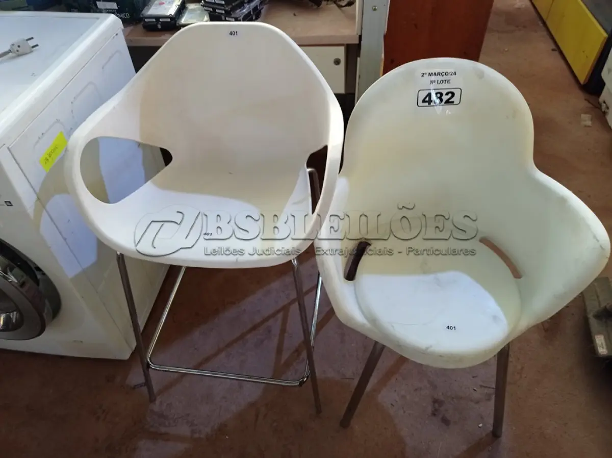 LOTE 482 - 02 CADEIRAS COM BASE CROMADA. (NO ESTADO) ATENÇÃO! FAZER A VISITAÇÃO ANTES DE ARREMATAR, NÃO SABEMOS SE FUNCIONA. LEILÃO NÃO TEM GARANTIA E NEM DEVOLUÇÃO, SUJEITO A POSSÍVEIS AVARIAS VISÍVEIS/OCULTAS E/OU AUSÊNCIA DE COMPONENTES.