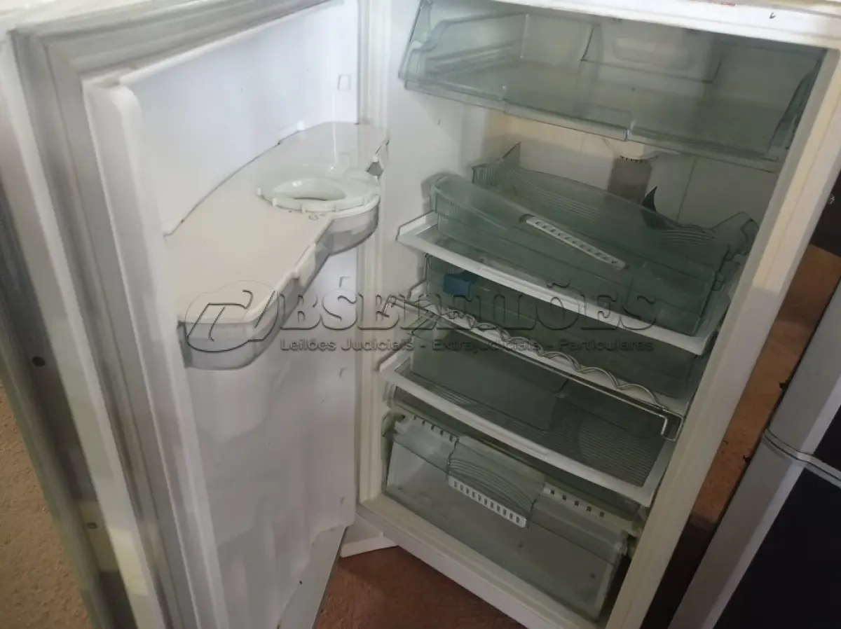 LOTE 305 - 01 GELADEIRA MARCA BRASTEMP 220V. (NO ESTADO) ATENÇÃO! FAZER A VISITAÇÃO ANTES DE ARREMATAR, NÃO SABEMOS SE FUNCIONA. LEILÃO NÃO TEM GARANTIA E NEM DEVOLUÇÃO, SUJEITO A POSSÍVEIS AVARIAS VISÍVEIS/OCULTAS E/OU AUSÊNCIA DE COMPONENTES.