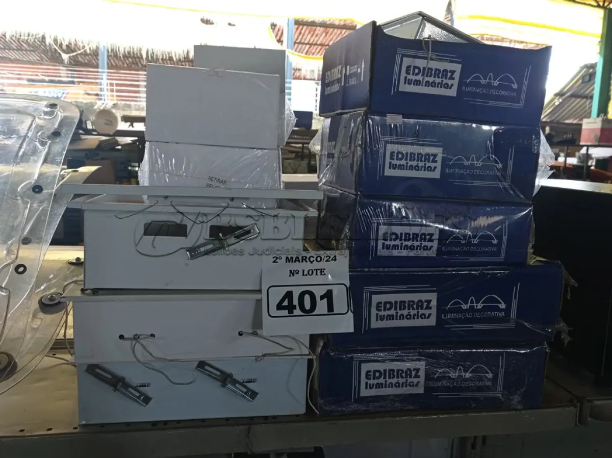 LOTE 401 - 01 LOTE COM VÁRIAS LUMINÁRIAS MARCAS E MODELOS DIVERSOS. (NO ESTADO) ATENÇÃO! FAZER A VISITAÇÃO ANTES DE ARREMATAR, NÃO SABEMOS SE FUNCIONA. LEILÃO NÃO TEM GARANTIA E NEM DEVOLUÇÃO, SUJEITO A POSSÍVEIS AVARIAS VISÍVEIS/OCULTAS E/OU AUSÊNCIA DE COMPONENTES.