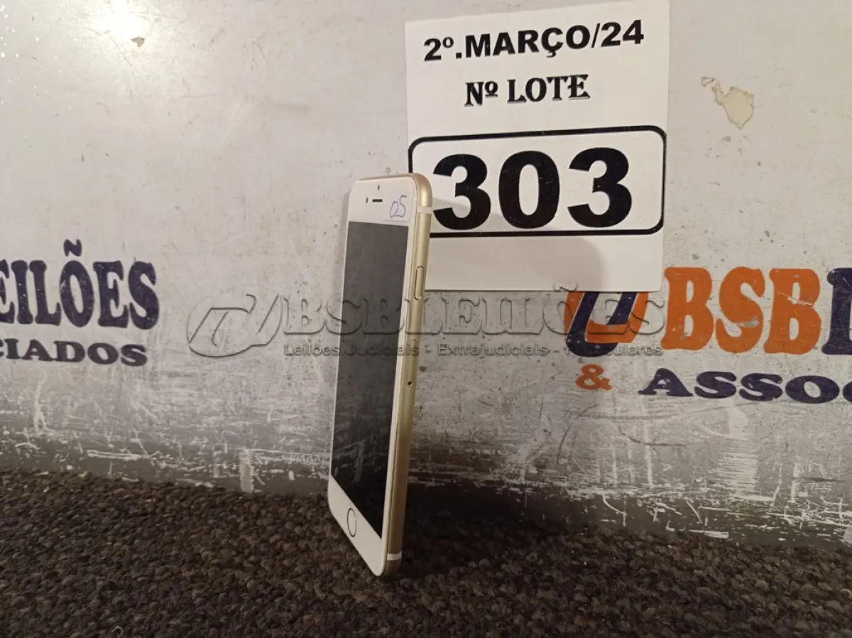 LOTE 303 - 01 CELULAR IPHONE PARA RETIRADA DE PEÇAS. (NO ESTADO) ATENÇÃO! FAZER A VISITAÇÃO ANTES DE ARREMATAR, NÃO SABEMOS SE FUNCIONA. LEILÃO NÃO TEM GARANTIA E NEM DEVOLUÇÃO, SUJEITO A POSSÍVEIS AVARIAS VISÍVEIS/OCULTAS E/OU AUSÊNCIA DE COMPONENTES.