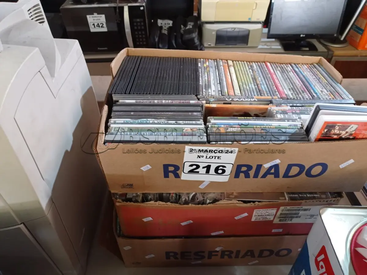 LOTE 216 - 01 LOTE COM GRANDE QUANTIDADE DE DVD’S TÍTULOS DIVERSOS. (NO ESTADO) ATENÇÃO! FAZER A VISITAÇÃO ANTES DE ARREMATAR, NÃO SABEMOS SE FUNCIONA. LEILÃO NÃO TEM GARANTIA E NEM DEVOLUÇÃO, SUJEITO A POSSÍVEIS AVARIAS VISÍVEIS/OCULTAS E/OU AUSÊNCIA DE COMPONENTES.