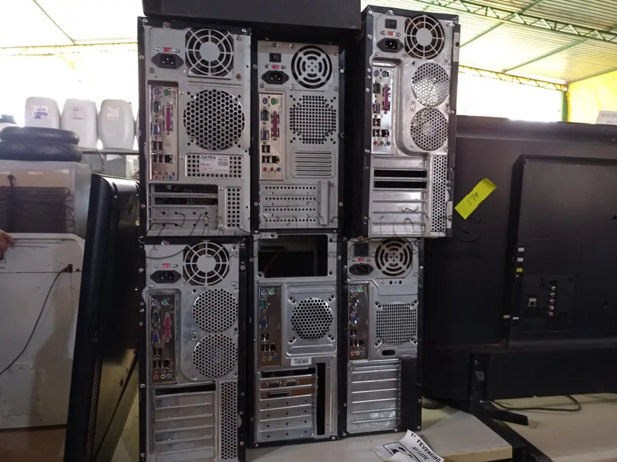 LOTE 253 - 09 CPU’S MARCAS E MODELOS DIVERSOS PARA RETIRADA DE PEÇAS. (NO ESTADO) ATENÇÃO! FAZER A VISITAÇÃO ANTES DE ARREMATAR, NÃO SABEMOS SE FUNCIONA. LEILÃO NÃO TEM GARANTIA E NEM DEVOLUÇÃO, SUJEITO A POSSÍVEIS AVARIAS VISÍVEIS/OCULTAS E/OU AUSÊNCIA DE COMPONENTES.
