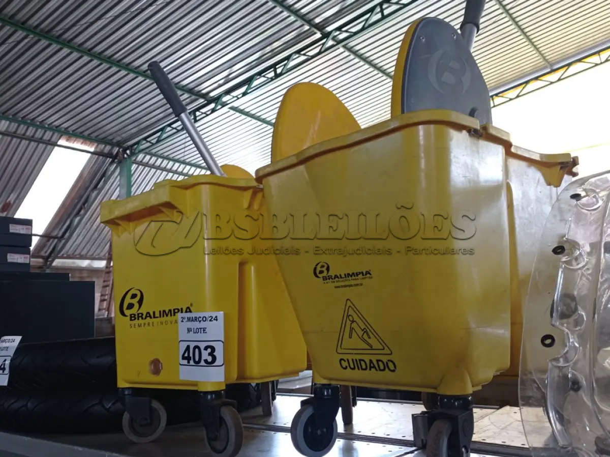 LOTE 403 - 02 CARRINHOS DE LIMPEZA. (NO ESTADO) ATENÇÃO! FAZER A VISITAÇÃO ANTES DE ARREMATAR, NÃO SABEMOS SE FUNCIONA. LEILÃO NÃO TEM GARANTIA E NEM DEVOLUÇÃO, SUJEITO A POSSÍVEIS AVARIAS VISÍVEIS/OCULTAS E/OU AUSÊNCIA DE COMPONENTES.