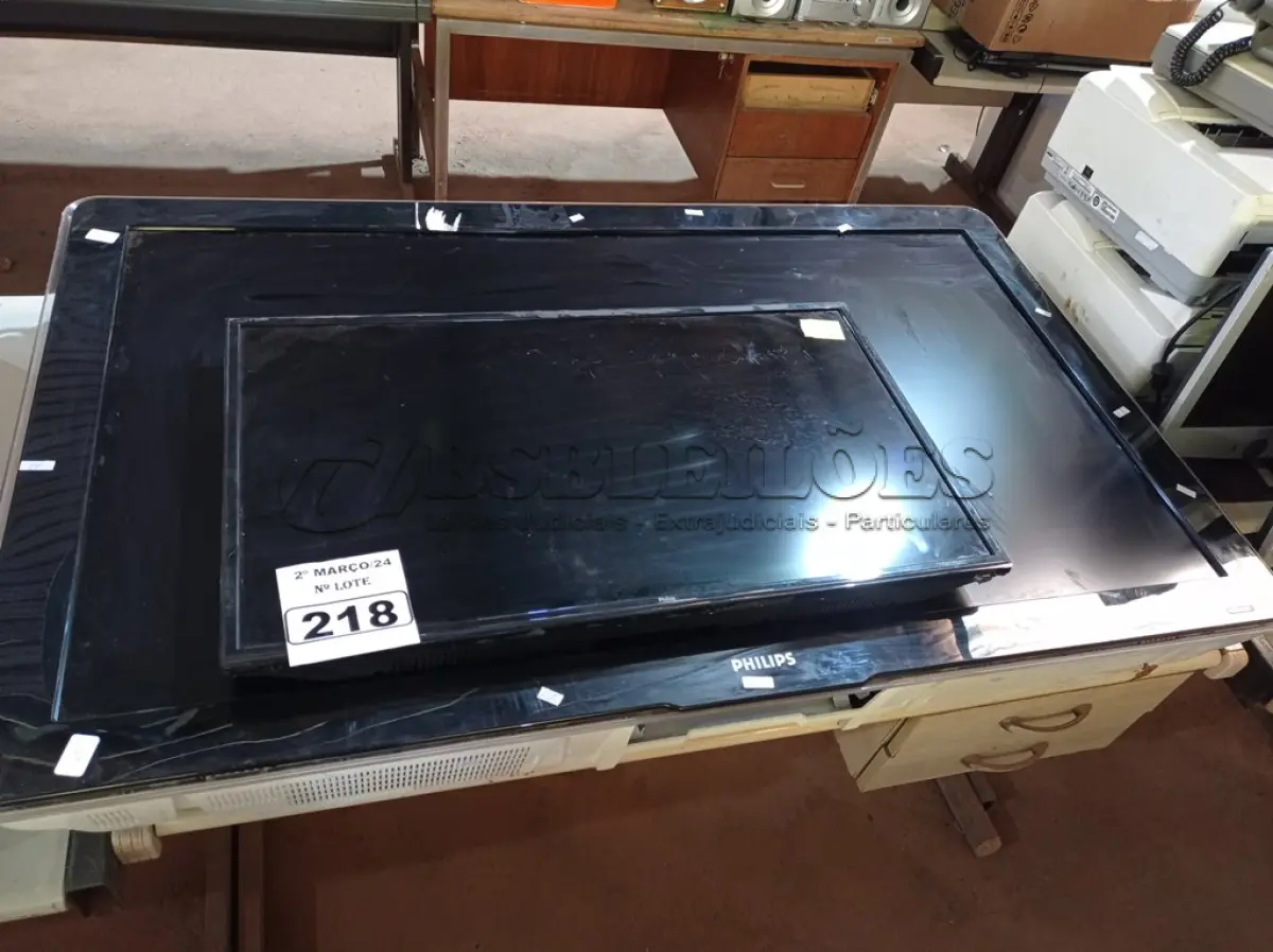 LOTE 218 - 02 TV’S MARCAS E MODELOS DIVERSOS PARA RETIRADA DE PEÇAS. (NO ESTADO) ATENÇÃO! FAZER A VISITAÇÃO ANTES DE ARREMATAR, NÃO SABEMOS SE FUNCIONA. LEILÃO NÃO TEM GARANTIA E NEM DEVOLUÇÃO, SUJEITO A POSSÍVEIS AVARIAS VISÍVEIS/OCULTAS E/OU AUSÊNCIA DE COMPONENTES.