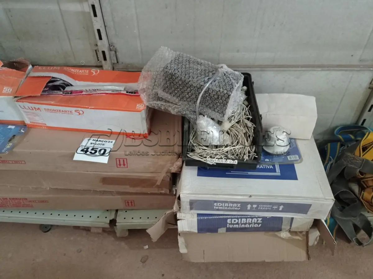 LOTE 450 - 01 LOTE COM VÁRIAS LUMINÁRIAS MARCAS E MODELOS DIVERSOS. (NO ESTADO) ATENÇÃO! FAZER A VISITAÇÃO ANTES DE ARREMATAR, NÃO SABEMOS SE FUNCIONA. LEILÃO NÃO TEM GARANTIA E NEM DEVOLUÇÃO, SUJEITO A POSSÍVEIS AVARIAS VISÍVEIS/OCULTAS E/OU AUSÊNCIA DE COMPONENTES.