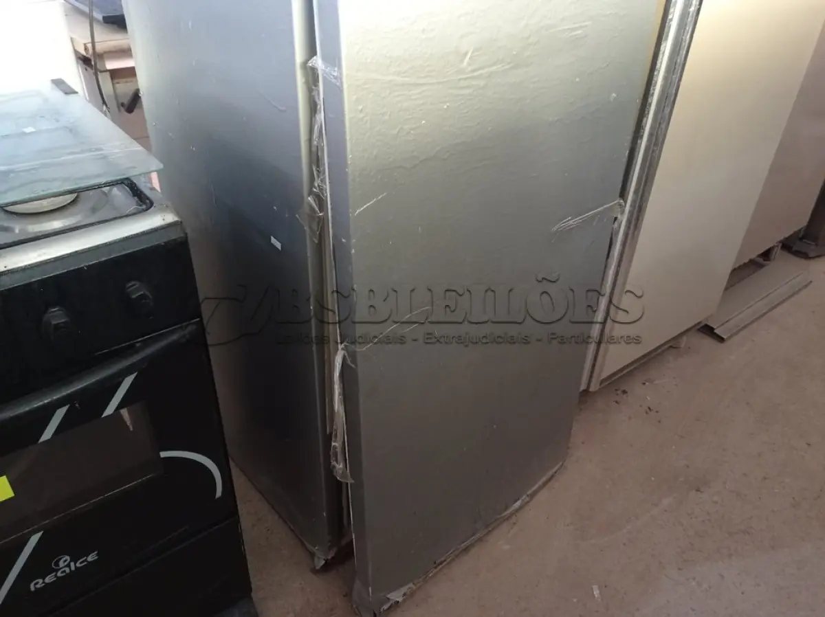 LOTE 358 - 01 FREEZER VERTICAL COM AVARIAS. (NO ESTADO) ATENÇÃO! FAZER A VISITAÇÃO ANTES DE ARREMATAR, NÃO SABEMOS SE FUNCIONA. LEILÃO NÃO TEM GARANTIA E NEM DEVOLUÇÃO, SUJEITO A POSSÍVEIS AVARIAS VISÍVEIS/OCULTAS E/OU AUSÊNCIA DE COMPONENTES.