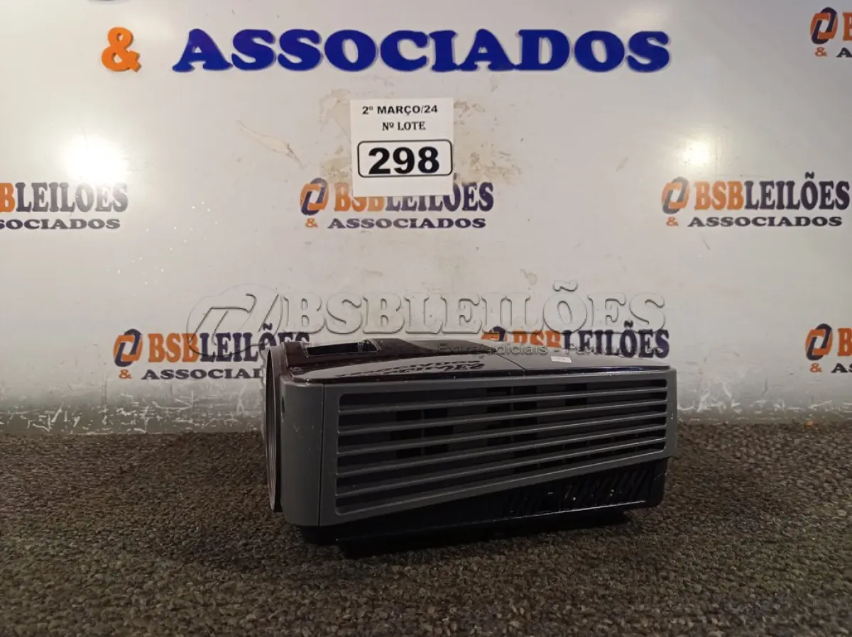LOTE 298 - 01 PROJETOR MULTIMIDIA MARCA BENQ. (NO ESTADO) ATENÇÃO! FAZER A VISITAÇÃO ANTES DE ARREMATAR, NÃO SABEMOS SE FUNCIONA. LEILÃO NÃO TEM GARANTIA E NEM DEVOLUÇÃO, SUJEITO A POSSÍVEIS AVARIAS VISÍVEIS/OCULTAS E/OU AUSÊNCIA DE COMPONENTES.