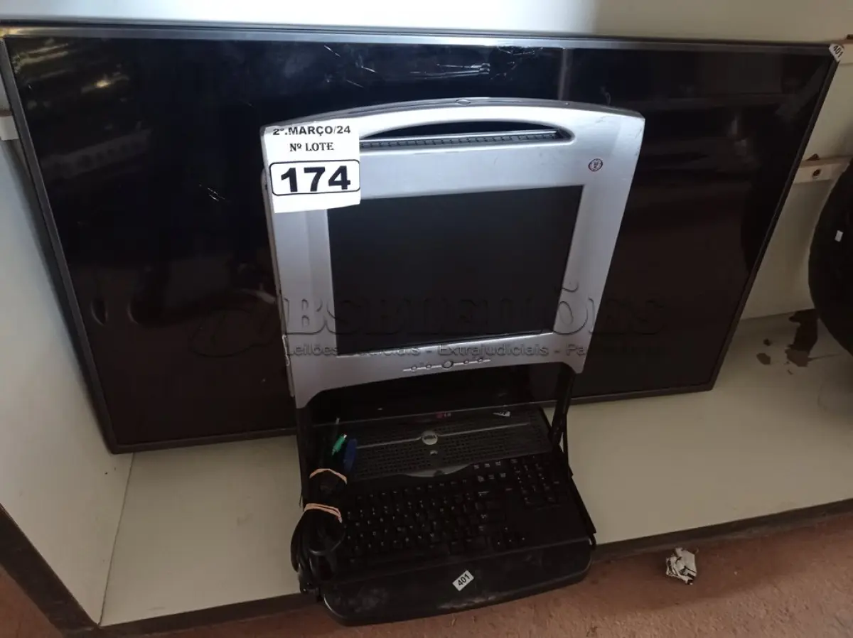 LOTE 174 - 01 TV LG E 01 TECLADO E MONITOR PARA RACK. (NO ESTADO) ATENÇÃO! FAZER A VISITAÇÃO ANTES DE ARREMATAR, NÃO SABEMOS SE FUNCIONA. LEILÃO NÃO TEM GARANTIA E NEM DEVOLUÇÃO, SUJEITO A POSSÍVEIS AVARIAS VISÍVEIS/OCULTAS E/OU AUSÊNCIA DE COMPONENTES.