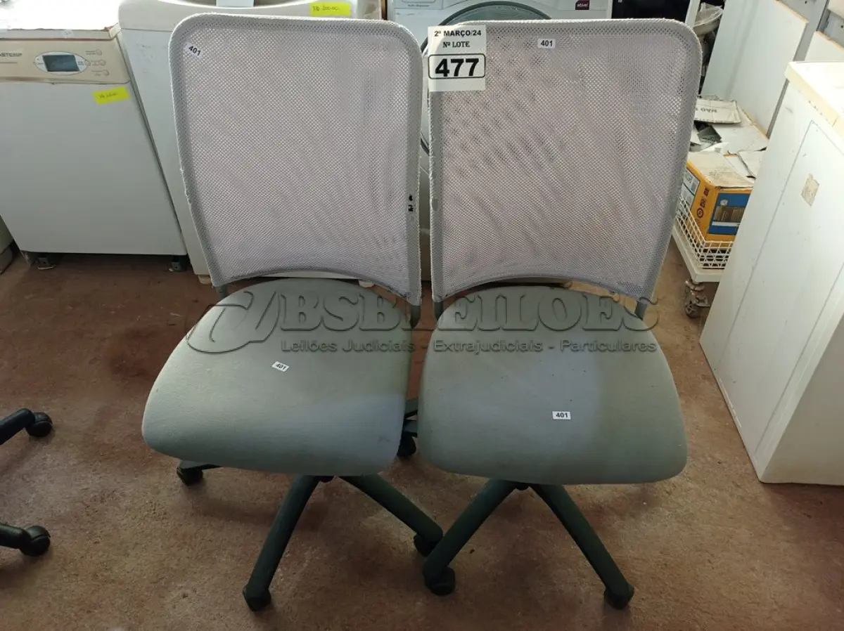 LOTE 477 - 02 CADEIRAS DE ESCRITÓRIO COM BASES GIRATÓRIAS. (NO ESTADO) ATENÇÃO! FAZER A VISITAÇÃO ANTES DE ARREMATAR, NÃO SABEMOS SE FUNCIONA. LEILÃO NÃO TEM GARANTIA E NEM DEVOLUÇÃO, SUJEITO A POSSÍVEIS AVARIAS VISÍVEIS/OCULTAS E/OU AUSÊNCIA DE COMPONENTES.