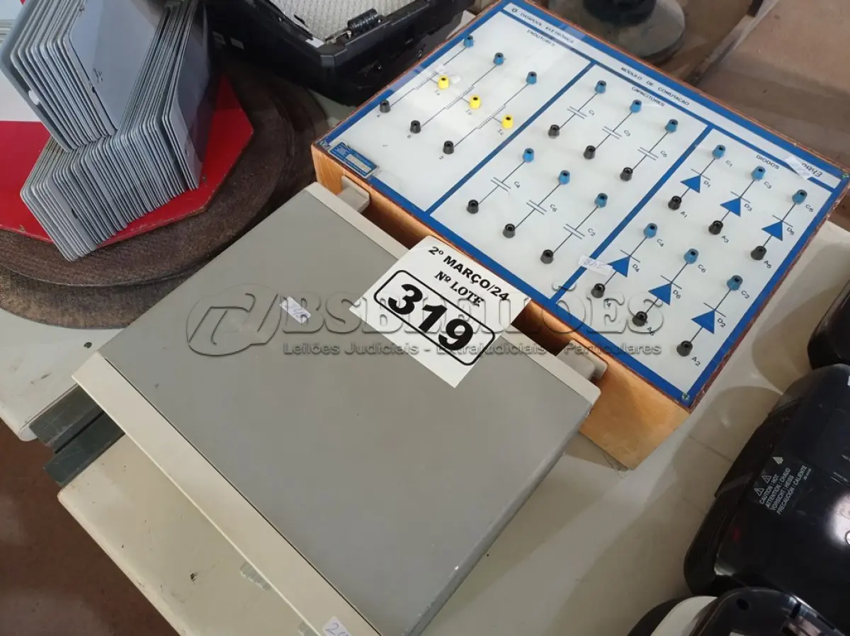 LOTE 319 - 01 MODULO DE COMUTAÇÃO E 01 OSCILOSCÓPIO. (NO ESTADO) ATENÇÃO! FAZER A VISITAÇÃO ANTES DE ARREMATAR, NÃO SABEMOS SE FUNCIONA. LEILÃO NÃO TEM GARANTIA E NEM DEVOLUÇÃO, SUJEITO A POSSÍVEIS AVARIAS VISÍVEIS/OCULTAS E/OU AUSÊNCIA DE COMPONENTES.
