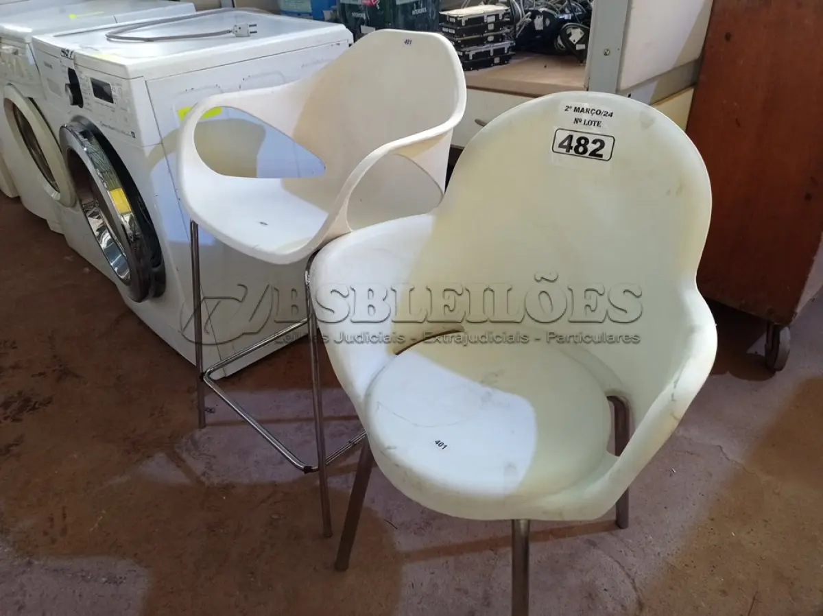 LOTE 482 - 02 CADEIRAS COM BASE CROMADA. (NO ESTADO) ATENÇÃO! FAZER A VISITAÇÃO ANTES DE ARREMATAR, NÃO SABEMOS SE FUNCIONA. LEILÃO NÃO TEM GARANTIA E NEM DEVOLUÇÃO, SUJEITO A POSSÍVEIS AVARIAS VISÍVEIS/OCULTAS E/OU AUSÊNCIA DE COMPONENTES.