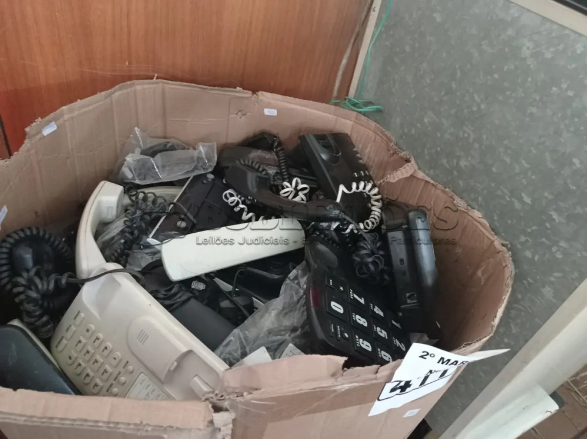 LOTE 411 - 01 LOTE COM VÁRIOS APARELHOS DE TELEFONE MARCAS E MODELOS DIVERSOS. (NO ESTADO) ATENÇÃO! FAZER A VISITAÇÃO ANTES DE ARREMATAR, NÃO SABEMOS SE FUNCIONA. LEILÃO NÃO TEM GARANTIA E NEM DEVOLUÇÃO, SUJEITO A POSSÍVEIS AVARIAS VISÍVEIS/OCULTAS E/OU AUSÊNCIA DE COMPONENTES.