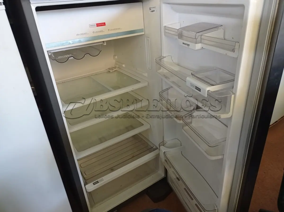 LOTE 468 - 01 GELADEIRA MARCA BRASTEMP 220V. (NO ESTADO) ATENÇÃO! FAZER A VISITAÇÃO ANTES DE ARREMATAR, NÃO SABEMOS SE FUNCIONA. LEILÃO NÃO TEM GARANTIA E NEM DEVOLUÇÃO, SUJEITO A POSSÍVEIS AVARIAS VISÍVEIS/OCULTAS E/OU AUSÊNCIA DE COMPONENTES.