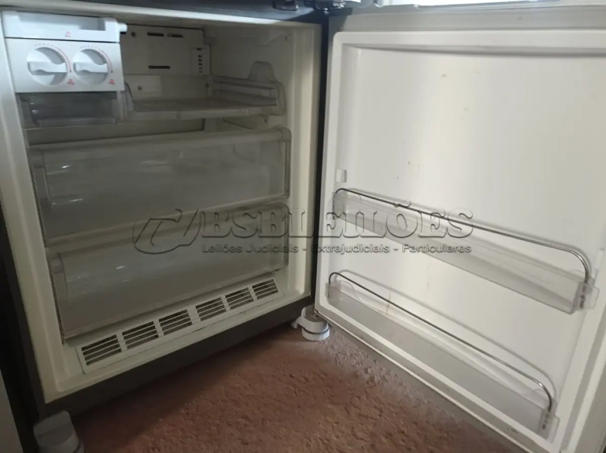 LOTE 306 - 01 GELADEIRA MARCA BRASTEMP 220V. (NO ESTADO) ATENÇÃO! FAZER A VISITAÇÃO ANTES DE ARREMATAR, NÃO SABEMOS SE FUNCIONA. LEILÃO NÃO TEM GARANTIA E NEM DEVOLUÇÃO, SUJEITO A POSSÍVEIS AVARIAS VISÍVEIS/OCULTAS E/OU AUSÊNCIA DE COMPONENTES.