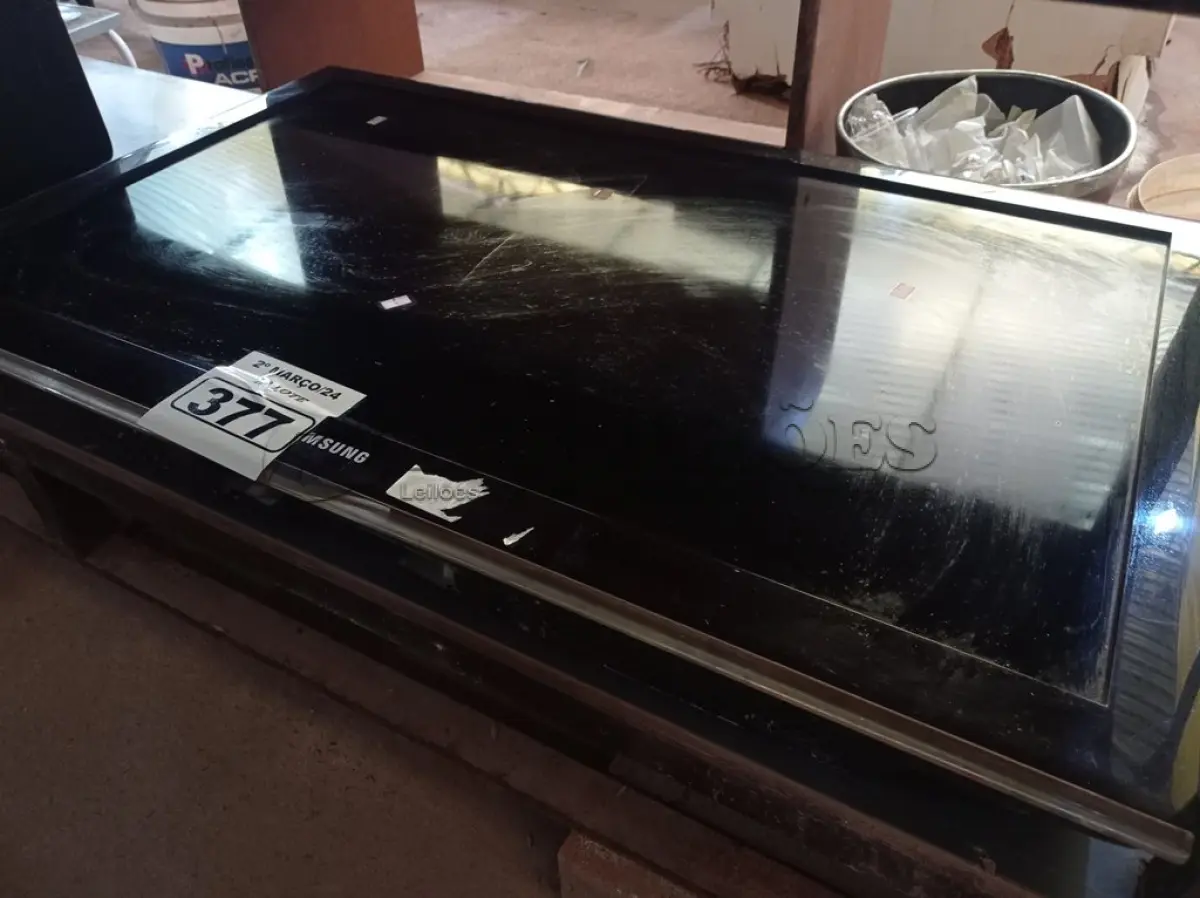 LOTE 377 - 01 TV SAMSUNG 40” POL PARA RETIRADA DE PEÇAS. (NO ESTADO) ATENÇÃO! FAZER A VISITAÇÃO ANTES DE ARREMATAR, NÃO SABEMOS SE FUNCIONA. LEILÃO NÃO TEM GARANTIA E NEM DEVOLUÇÃO, SUJEITO A POSSÍVEIS AVARIAS VISÍVEIS/OCULTAS E/OU AUSÊNCIA DE COMPONENTES.