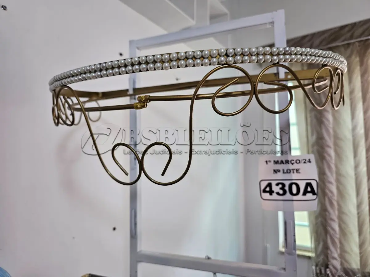 LOTE 430 - 01 DOSSEL DE PAREDE ARABESCO DOURADO COM PÉROLAS (NOVO) (NO ESTADO)