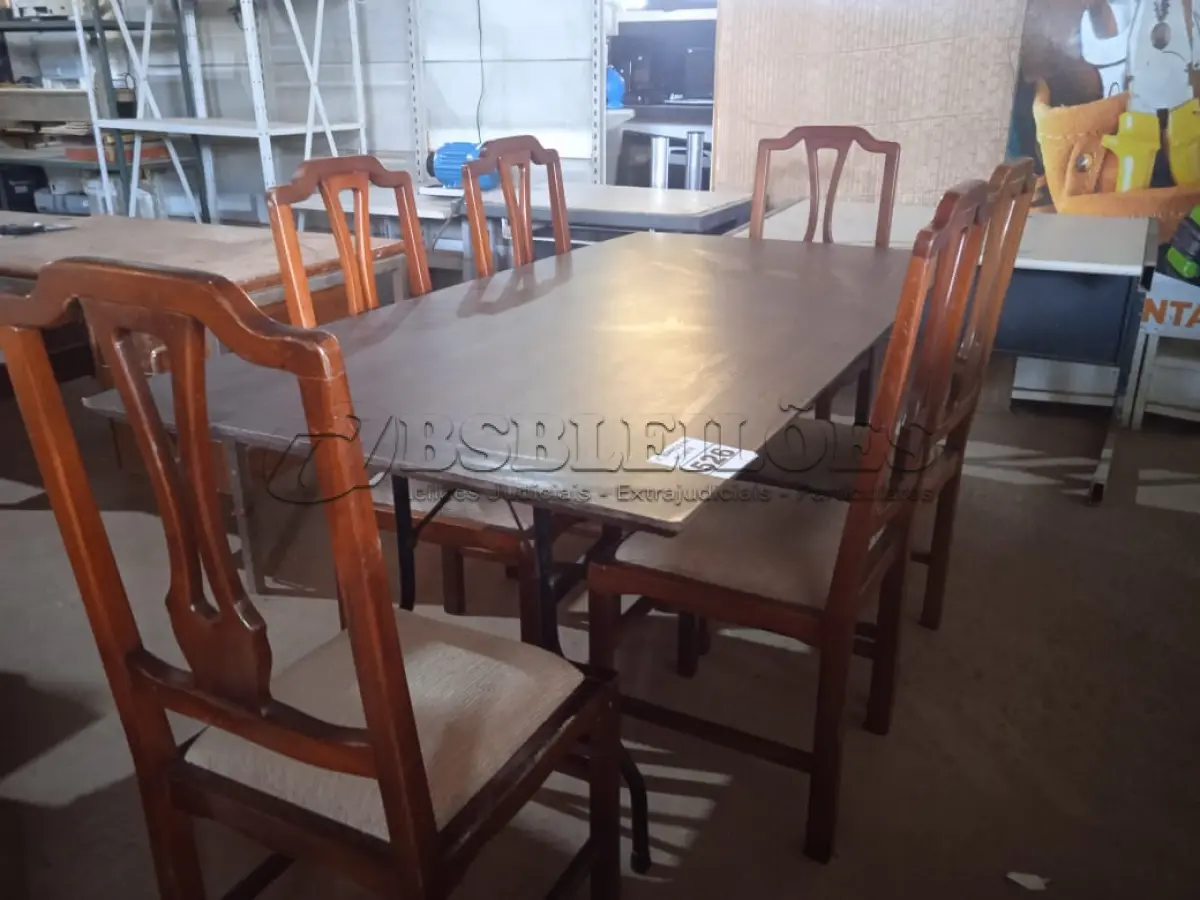 LOTE 526 - 1 MESA C/ 06 CADEIRAS BASE DE FERRO DOBRÁVEL E TAMPO EM MADEIRA. (NO ESTADO) ATENÇÃO! FAZER A VISITAÇÃO ANTES DE ARREMATAR, NÃO SABEMOS SE FUNCIONA. LEILÃO NÃO TEM GARANTIA E NEM DEVOLUÇÃO, SUJEITO A POSSÍVEIS AVARIAS VISÍVEIS/OCULTAS E/OU AUSÊNCIA DE COMPONENTES.