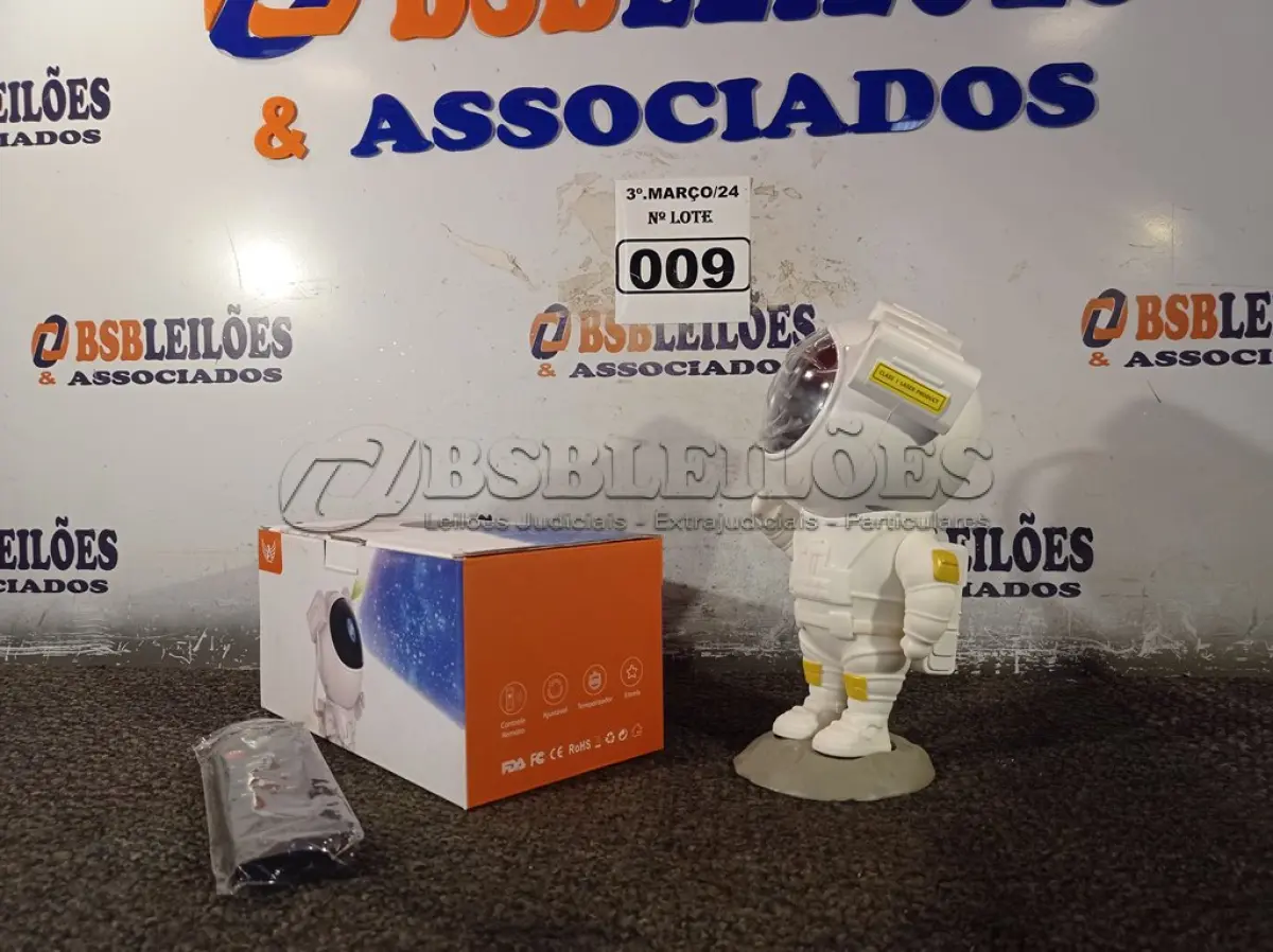 LOTE 009 - 01 PROJETOR ASTRONAUTA GALÁXIA DE LUZES. (NO ESTADO) ATENÇÃO! FAZER A VISITAÇÃO ANTES DE ARREMATAR, NÃO SABEMOS SE FUNCIONA. LEILÃO NÃO TEM GARANTIA E NEM DEVOLUÇÃO, SUJEITO A POSSÍVEIS AVARIAS VISÍVEIS/OCULTAS E/OU AUSÊNCIA DE COMPONENTES.