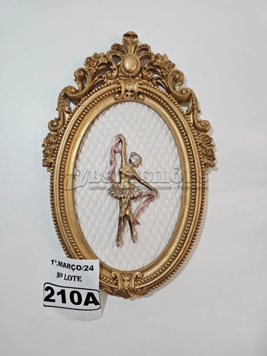 LOTE 210 - 01 QUADRO BAILARINA EM RESINA PINTADA NO DOURADO (NOVO) (NO ESTADO)