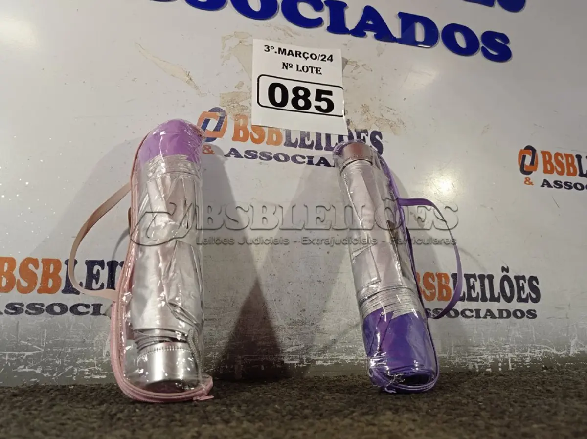 LOTE 085 - 02 GUARDA-CHUVAS PEQUENOS. (NO ESTADO) ATENÇÃO! FAZER A VISITAÇÃO ANTES DE ARREMATAR, NÃO SABEMOS SE FUNCIONA. LEILÃO NÃO TEM GARANTIA E NEM DEVOLUÇÃO, SUJEITO A POSSÍVEIS AVARIAS VISÍVEIS/OCULTAS E/OU AUSÊNCIA DE COMPONENTES.