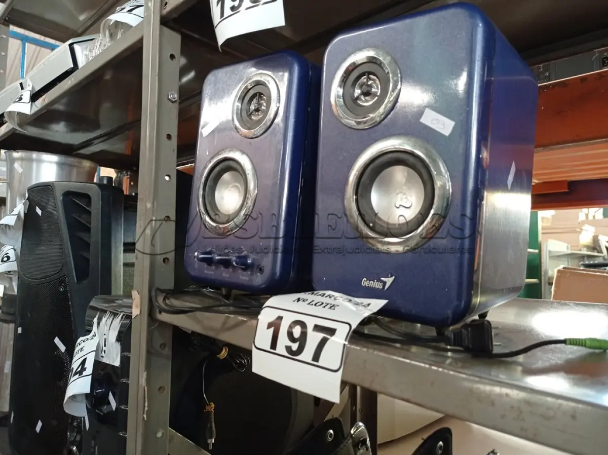 LOTE 197 - 02 CAIXAS DE SOM PARA PC. (NO ESTADO) ATENÇÃO! FAZER A VISITAÇÃO ANTES DE ARREMATAR, NÃO SABEMOS SE FUNCIONA. LEILÃO NÃO TEM GARANTIA E NEM DEVOLUÇÃO, SUJEITO A POSSÍVEIS AVARIAS VISÍVEIS/OCULTAS E/OU AUSÊNCIA DE COMPONENTES.
