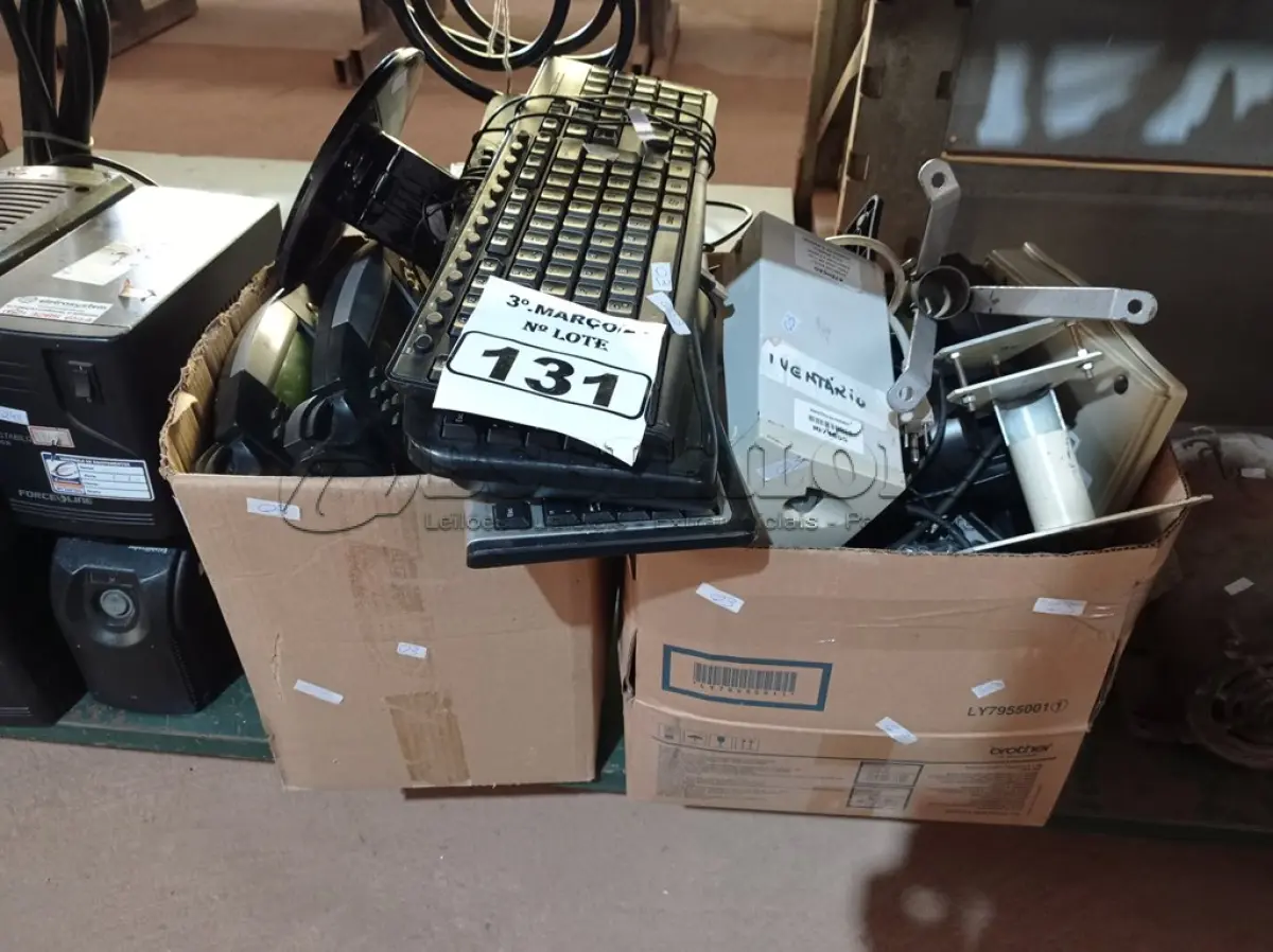 LOTE 131 - 01 LOTE COM PERIFÉRICOS DIVERSOS. (NO ESTADO) ATENÇÃO! FAZER A VISITAÇÃO ANTES DE ARREMATAR, NÃO SABEMOS SE FUNCIONA. LEILÃO NÃO TEM GARANTIA E NEM DEVOLUÇÃO, SUJEITO A POSSÍVEIS AVARIAS VISÍVEIS/OCULTAS E/OU AUSÊNCIA DE COMPONENTES.