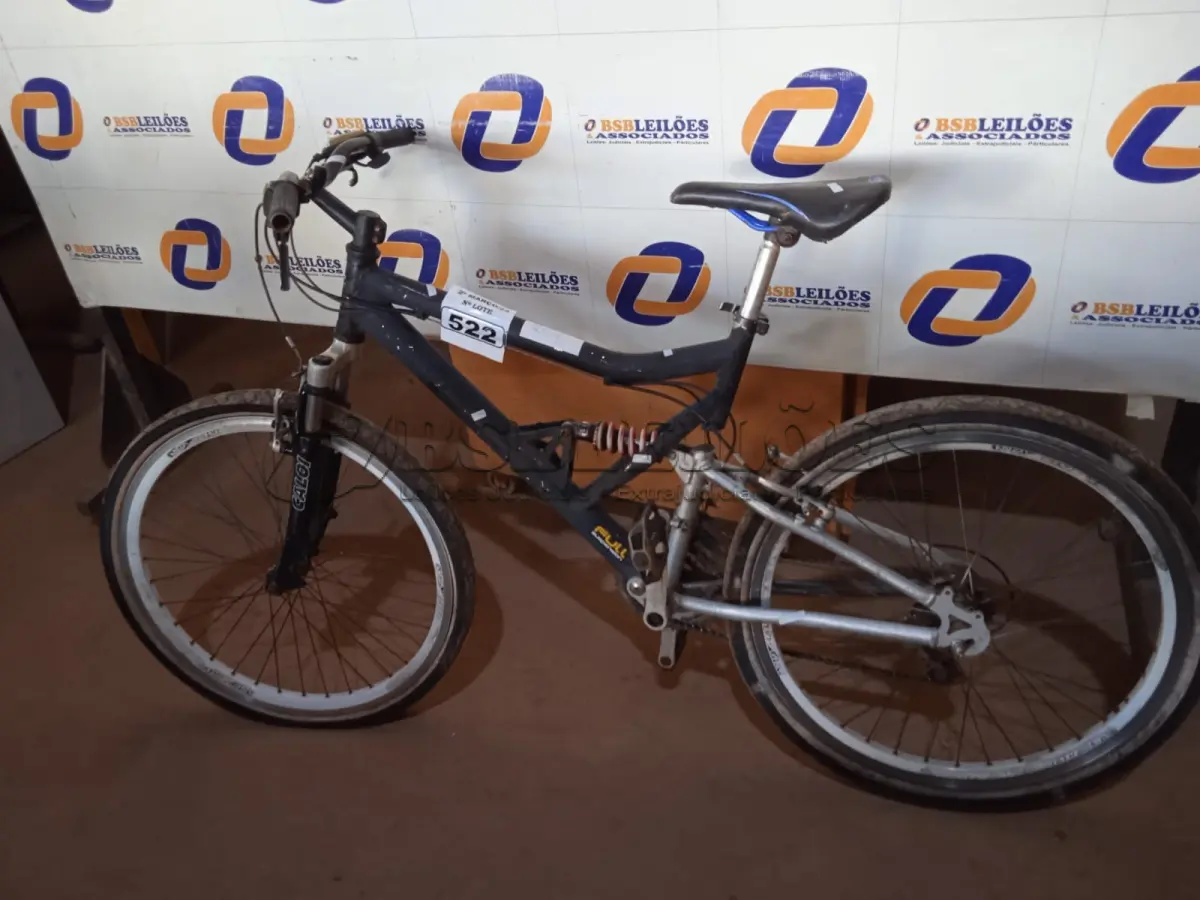 LOTE 522 - 01 BICICLETA COM QUADRO DE MOLA. (NO ESTADO) ATENÇÃO! FAZER A VISITAÇÃO ANTES DE ARREMATAR, NÃO SABEMOS SE FUNCIONA. LEILÃO NÃO TEM GARANTIA E NEM DEVOLUÇÃO, SUJEITO A POSSÍVEIS AVARIAS VISÍVEIS/OCULTAS E/OU AUSÊNCIA DE COMPONENTES.