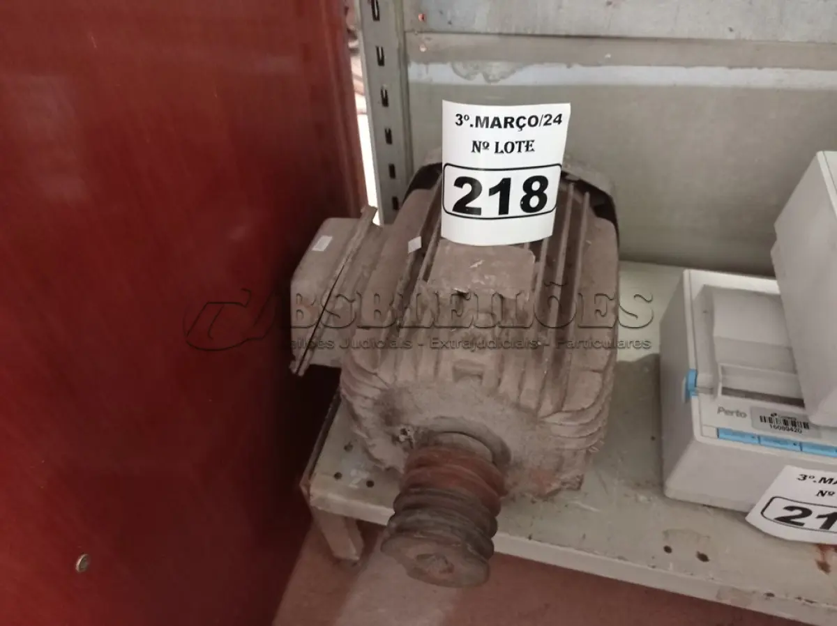 LOTE 218 - 01 MOTOR ELÉTRICO. (NO ESTADO) ATENÇÃO! FAZER A VISITAÇÃO ANTES DE ARREMATAR, NÃO SABEMOS SE FUNCIONA. LEILÃO NÃO TEM GARANTIA E NEM DEVOLUÇÃO, SUJEITO A POSSÍVEIS AVARIAS VISÍVEIS/OCULTAS E/OU AUSÊNCIA DE COMPONENTES.