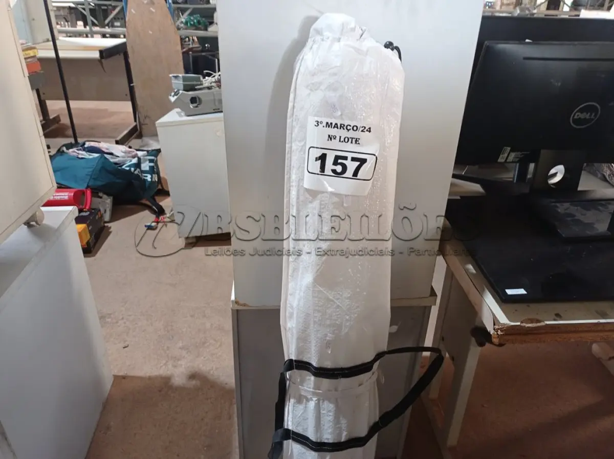 LOTE 157 - 01 TENDA GAZEBO 3X3. (NO ESTADO) ATENÇÃO! FAZER A VISITAÇÃO ANTES DE ARREMATAR, NÃO SABEMOS SE FUNCIONA. LEILÃO NÃO TEM GARANTIA E NEM DEVOLUÇÃO, SUJEITO A POSSÍVEIS AVARIAS VISÍVEIS/OCULTAS E/OU AUSÊNCIA DE COMPONENTES.