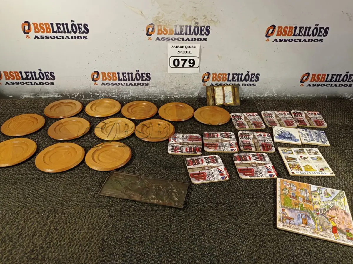 LOTE 079 - 01 LOTE COM OBJETOS DECORATIVOS DIVERSOS. (NO ESTADO) ATENÇÃO! FAZER A VISITAÇÃO ANTES DE ARREMATAR, NÃO SABEMOS SE FUNCIONA. LEILÃO NÃO TEM GARANTIA E NEM DEVOLUÇÃO, SUJEITO A POSSÍVEIS AVARIAS VISÍVEIS/OCULTAS E/OU AUSÊNCIA DE COMPONENTES.