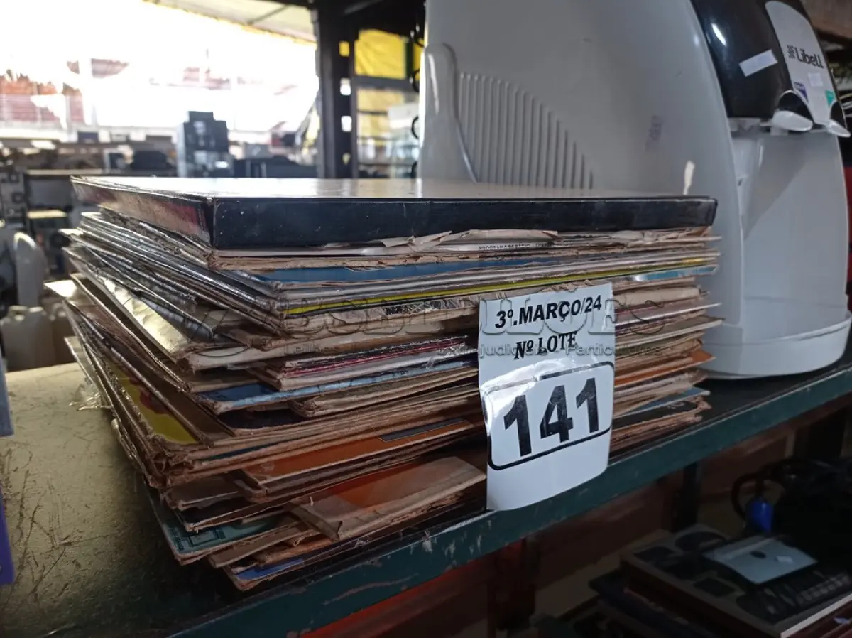LOTE 141 - 01 LOTE COM VÁRIOS DISCOS DE VINIL. (NO ESTADO) ATENÇÃO! FAZER A VISITAÇÃO ANTES DE ARREMATAR, NÃO SABEMOS SE FUNCIONA. LEILÃO NÃO TEM GARANTIA E NEM DEVOLUÇÃO, SUJEITO A POSSÍVEIS AVARIAS VISÍVEIS/OCULTAS E/OU AUSÊNCIA DE COMPONENTES.