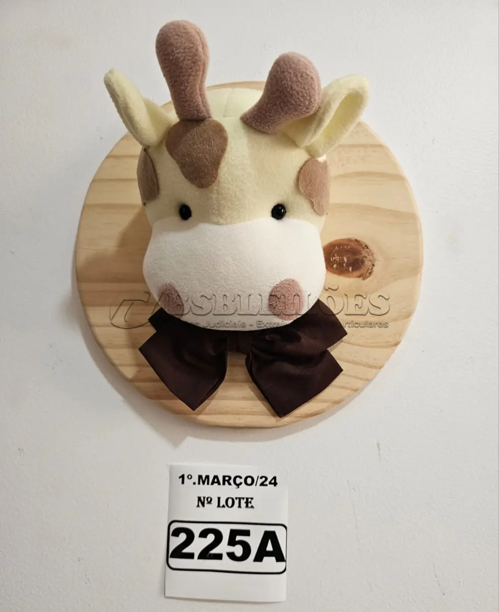 LOTE 225 - 01 QUADRO EM PINUS COM CABEÇA DE PELÚCIA GIRAFA, LAÇO MARROM NO TEMA SAFARI. (NOVO) (NO ESTADO)