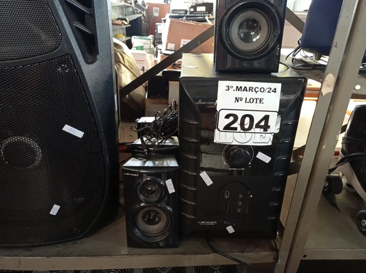 LOTE 204 - 01 SUBWOOFER E 05 CAIXINHAS DE SOM. (NO ESTADO) ATENÇÃO! FAZER A VISITAÇÃO ANTES DE ARREMATAR, NÃO SABEMOS SE FUNCIONA. LEILÃO NÃO TEM GARANTIA E NEM DEVOLUÇÃO, SUJEITO A POSSÍVEIS AVARIAS VISÍVEIS/OCULTAS E/OU AUSÊNCIA DE COMPONENTES.