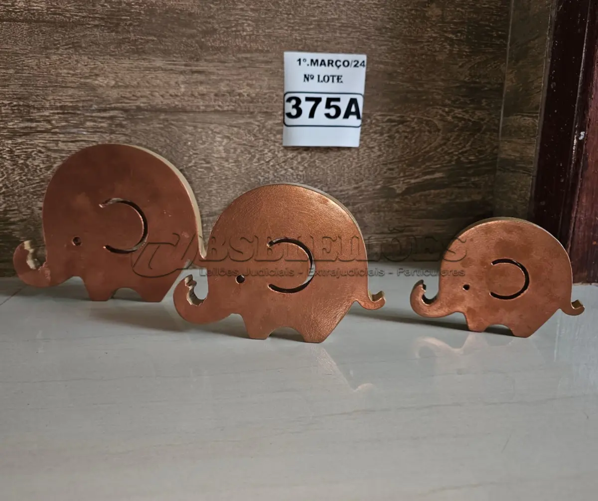 LOTE 375 - 01 TRIO ELEFANTINHOS EM MADEIRA NA COR COBRE (NOVO) (NO ESTADO)