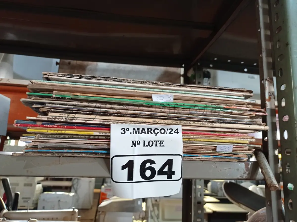 LOTE 164 - 01 LOTE COM VÁRIOS DISCOS DE VINIL. (NO ESTADO) ATENÇÃO! FAZER A VISITAÇÃO ANTES DE ARREMATAR, NÃO SABEMOS SE FUNCIONA. LEILÃO NÃO TEM GARANTIA E NEM DEVOLUÇÃO, SUJEITO A POSSÍVEIS AVARIAS VISÍVEIS/OCULTAS E/OU AUSÊNCIA DE COMPONENTES.