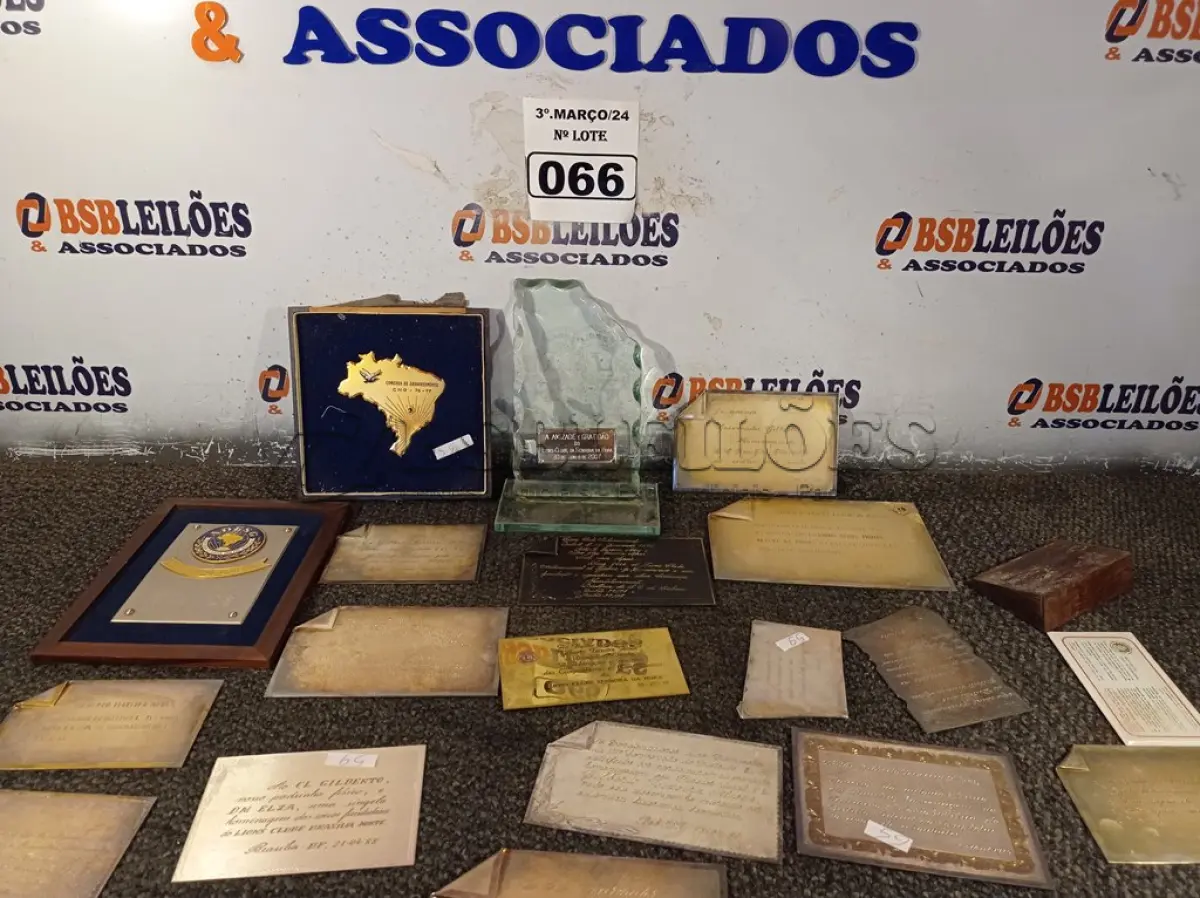 LOTE 066 - 01 LOTE COM VÁRIAS PLACAS COMEMORATIVAS. (NO ESTADO) ATENÇÃO! FAZER A VISITAÇÃO ANTES DE ARREMATAR, NÃO SABEMOS SE FUNCIONA. LEILÃO NÃO TEM GARANTIA E NEM DEVOLUÇÃO, SUJEITO A POSSÍVEIS AVARIAS VISÍVEIS/OCULTAS E/OU AUSÊNCIA DE COMPONENTES.