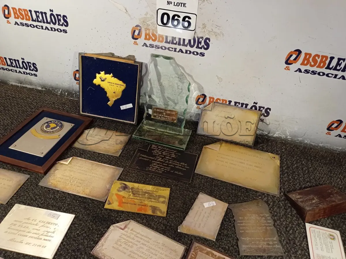 LOTE 066 - 01 LOTE COM VÁRIAS PLACAS COMEMORATIVAS. (NO ESTADO) ATENÇÃO! FAZER A VISITAÇÃO ANTES DE ARREMATAR, NÃO SABEMOS SE FUNCIONA. LEILÃO NÃO TEM GARANTIA E NEM DEVOLUÇÃO, SUJEITO A POSSÍVEIS AVARIAS VISÍVEIS/OCULTAS E/OU AUSÊNCIA DE COMPONENTES.