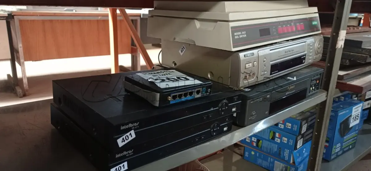LOTE 200 - 02 DVR, 02 VIDEOCASSETES E 01 APARELHO BIORAD GEL DRYER. (NO ESTADO) ATENÇÃO! FAZER A VISITAÇÃO ANTES DE ARREMATAR, NÃO SABEMOS SE FUNCIONA. LEILÃO NÃO TEM GARANTIA E NEM DEVOLUÇÃO, SUJEITO A POSSÍVEIS AVARIAS VISÍVEIS/OCULTAS E/OU AUSÊNCIA DE COMPONENTES.