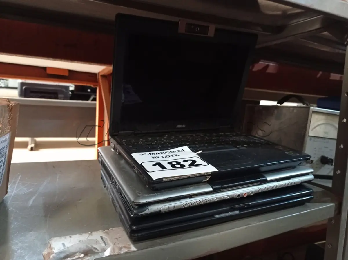 LOTE 182 - 03 NOTEBOOK’S MARCAS E MODELOS DIVERSOS PARA RETIRADA DE PEÇAS. (NO ESTADO) ATENÇÃO! FAZER A VISITAÇÃO ANTES DE ARREMATAR, NÃO SABEMOS SE FUNCIONA. LEILÃO NÃO TEM GARANTIA E NEM DEVOLUÇÃO, SUJEITO A POSSÍVEIS AVARIAS VISÍVEIS/OCULTAS E/OU AUSÊNCIA DE COMPONENTES.