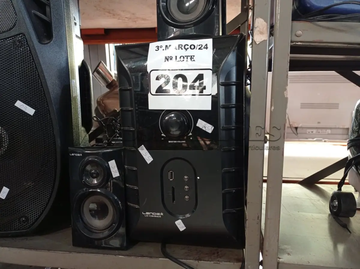 LOTE 204 - 01 SUBWOOFER E 05 CAIXINHAS DE SOM. (NO ESTADO) ATENÇÃO! FAZER A VISITAÇÃO ANTES DE ARREMATAR, NÃO SABEMOS SE FUNCIONA. LEILÃO NÃO TEM GARANTIA E NEM DEVOLUÇÃO, SUJEITO A POSSÍVEIS AVARIAS VISÍVEIS/OCULTAS E/OU AUSÊNCIA DE COMPONENTES.