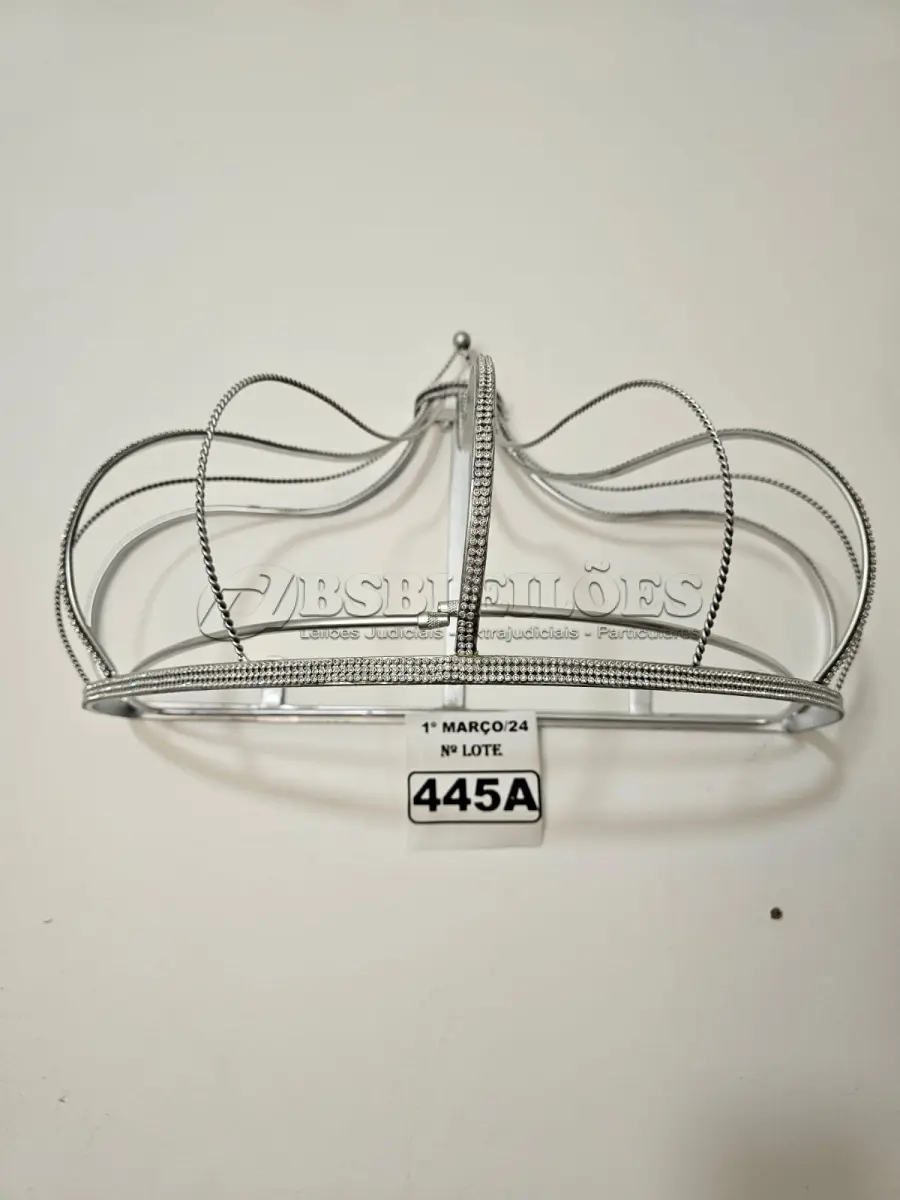 LOTE 445 - 01 DOSSEL DE PAREDE PRATA EM FORMATO DE COROA COM STRASS (NOVO) (NO ESTADO)