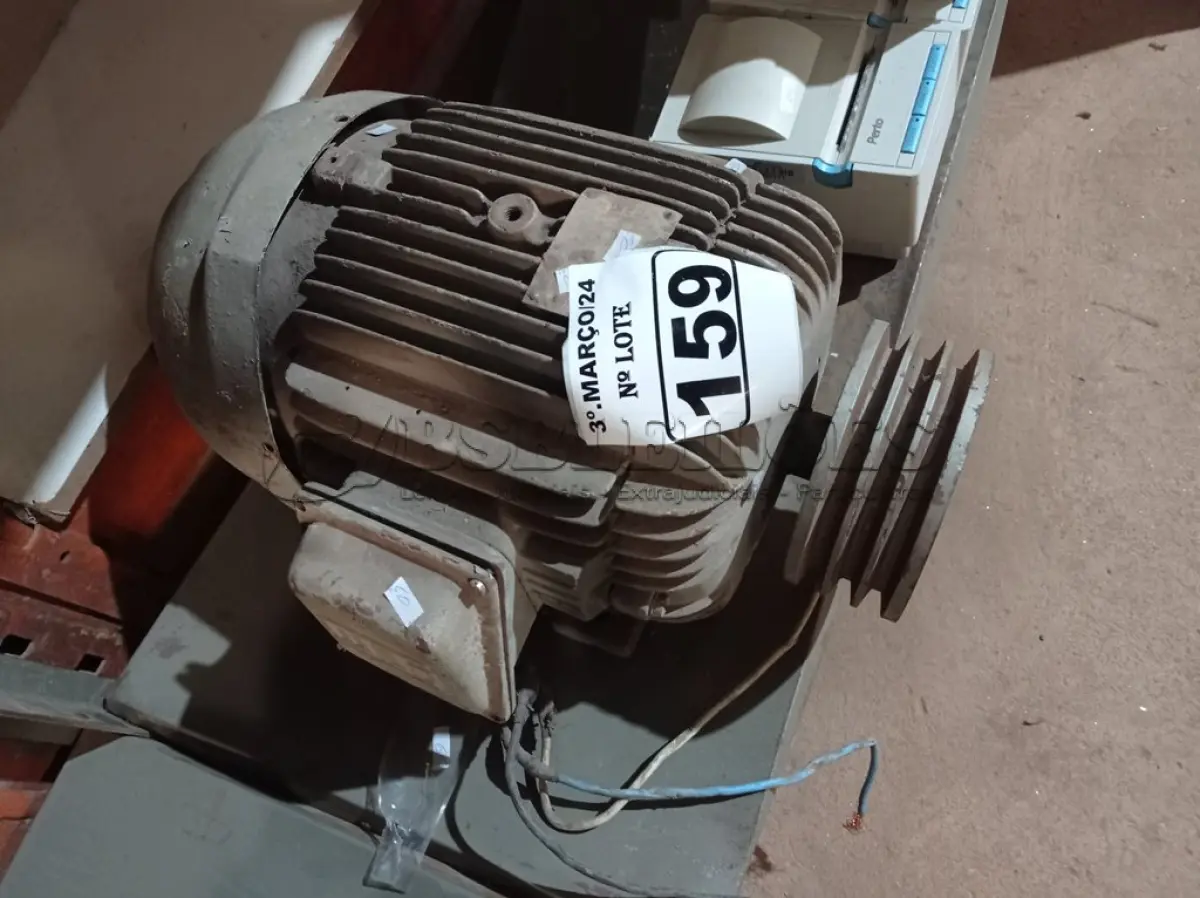 LOTE 159 - 01 MOTOR ELÉTRICO. (NO ESTADO) ATENÇÃO! FAZER A VISITAÇÃO ANTES DE ARREMATAR, NÃO SABEMOS SE FUNCIONA. LEILÃO NÃO TEM GARANTIA E NEM DEVOLUÇÃO, SUJEITO A POSSÍVEIS AVARIAS VISÍVEIS/OCULTAS E/OU AUSÊNCIA DE COMPONENTES.
